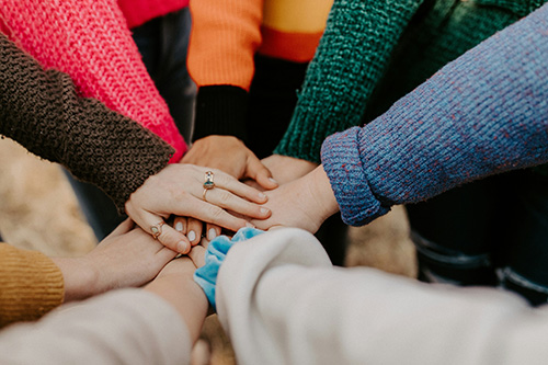 Gemeinsam was erreichen - Foto von Hannah Busing auf Unsplash
      