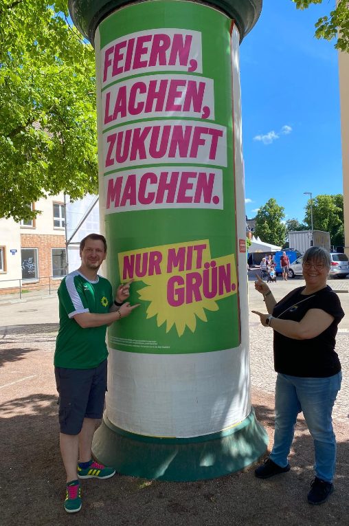 Alle Litfaßsäulen gehören an diesem Wochenende den Grünen. Mega.